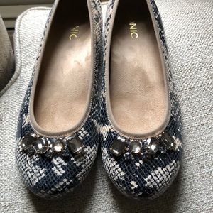Vionic sz 8.5 animal print flats